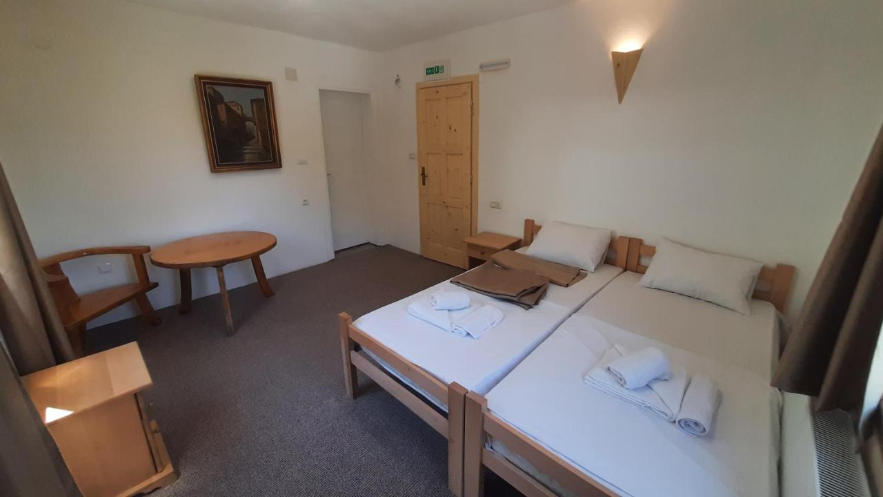 Dobrilovina Hotel Ravnjak מראה חיצוני תמונה